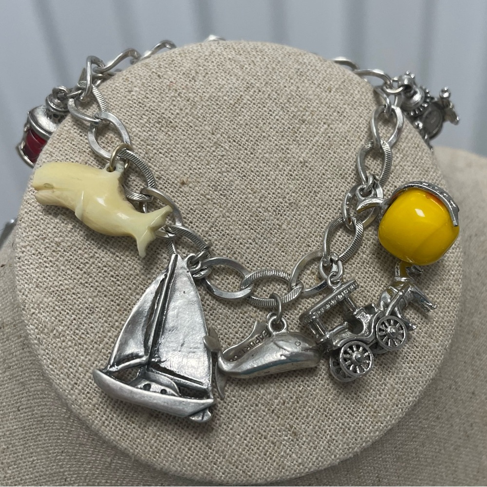 Vintage Charm Bracelet w/ 8 charms from all over - Picture 15 of 16